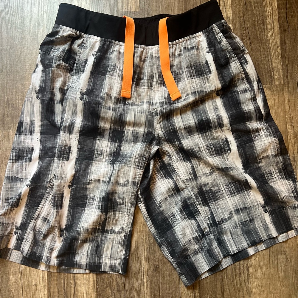Lululemon Men’s Plaid Shorts Black Drawstring Size Medium Athletic